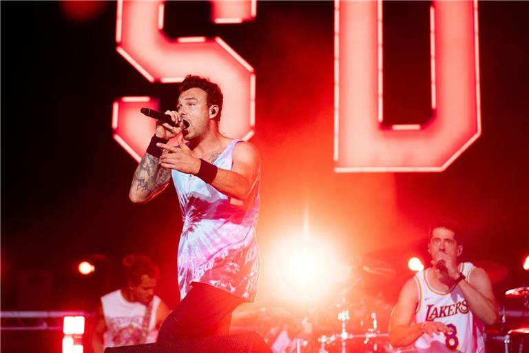 Dag-Alexis Kopplin (l) und Vincent Stein, Sänger der deutschen Band „SDP“ stehen auf dem Hurricane Festival auf der Bühne. Am 28.11.2025 kommt die Band nach Stuttgart.