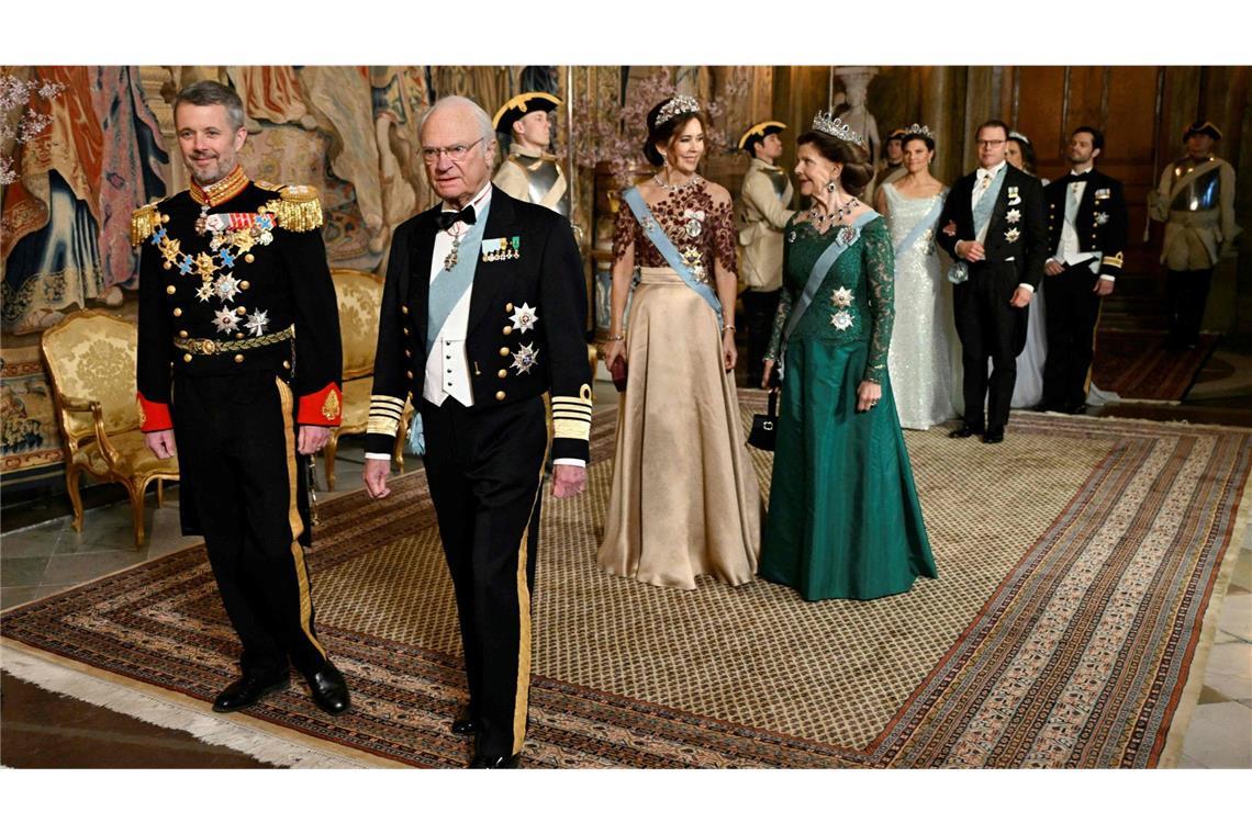 Dagegen nahmen sich die Galauniformen der Könige Frederik und Carl Gustaf fast ein wenig langweilig aus.