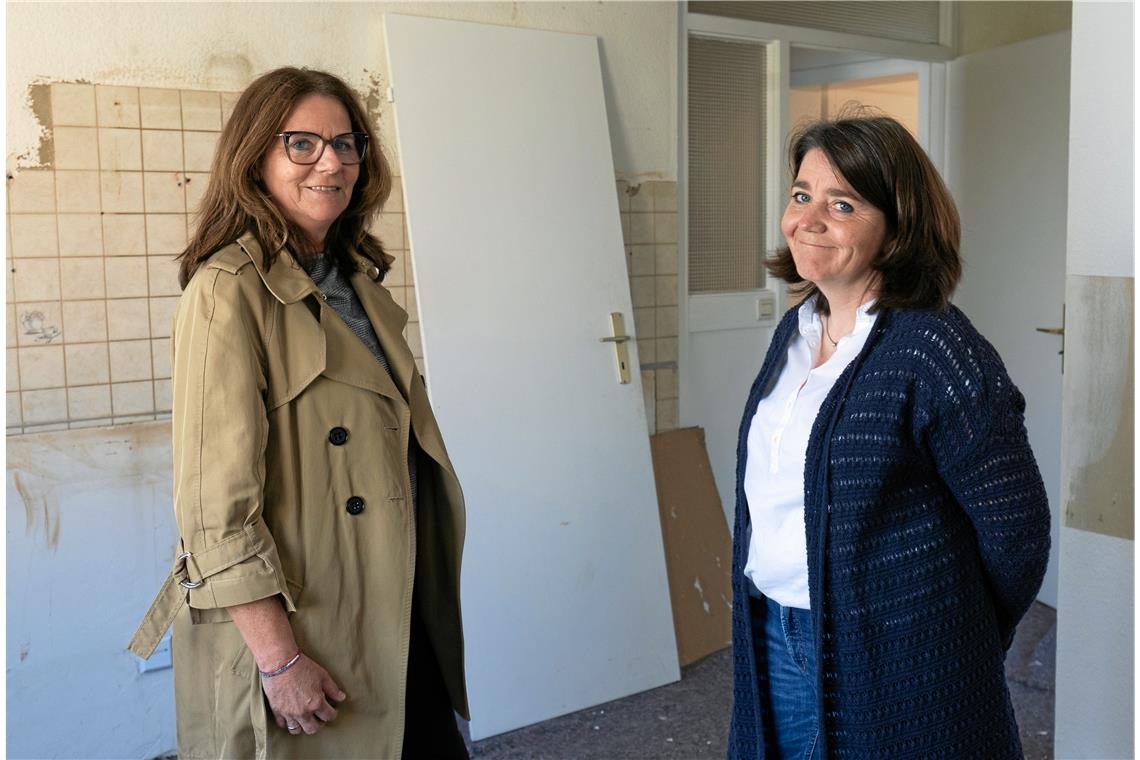 Backnanger Berufsschüler renovieren für Flüchtlinge Dagmar Schmid (links) und Tanja Veeser haben das Gebäude zur Verfügung gestellt.