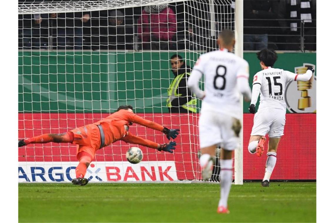 Daichi Kamada (r) erzielt das zweite Tor für Eintracht Frankfurt. Foto: Arne Dedert/dpa