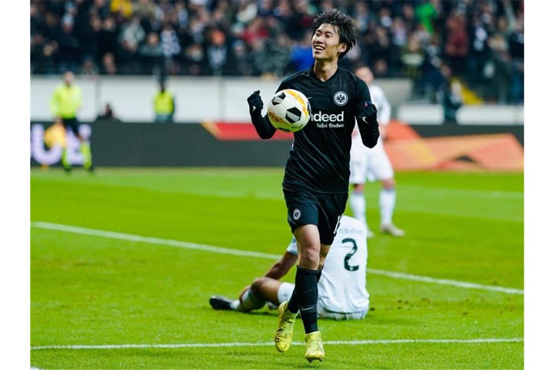 Daichi Kamada (r) sorgte noch vor dem Seitenwechsel für die Frankfurter Führung. Foto: Uwe Anspach/dpa