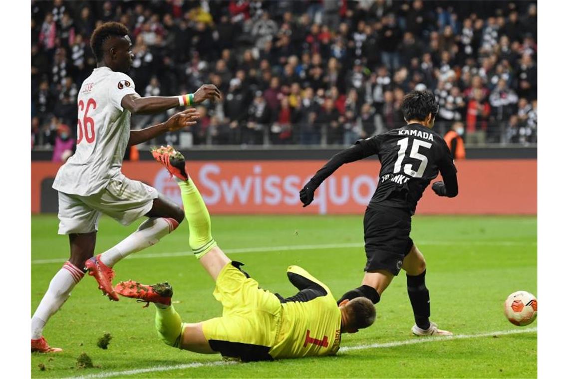 Eintracht übernimmt mit Sieg über Piräus Gruppenspitze Daichi Kamada (r) stellte mit seinem Tor den Endstand her. Foto: Arne Dedert/dpa