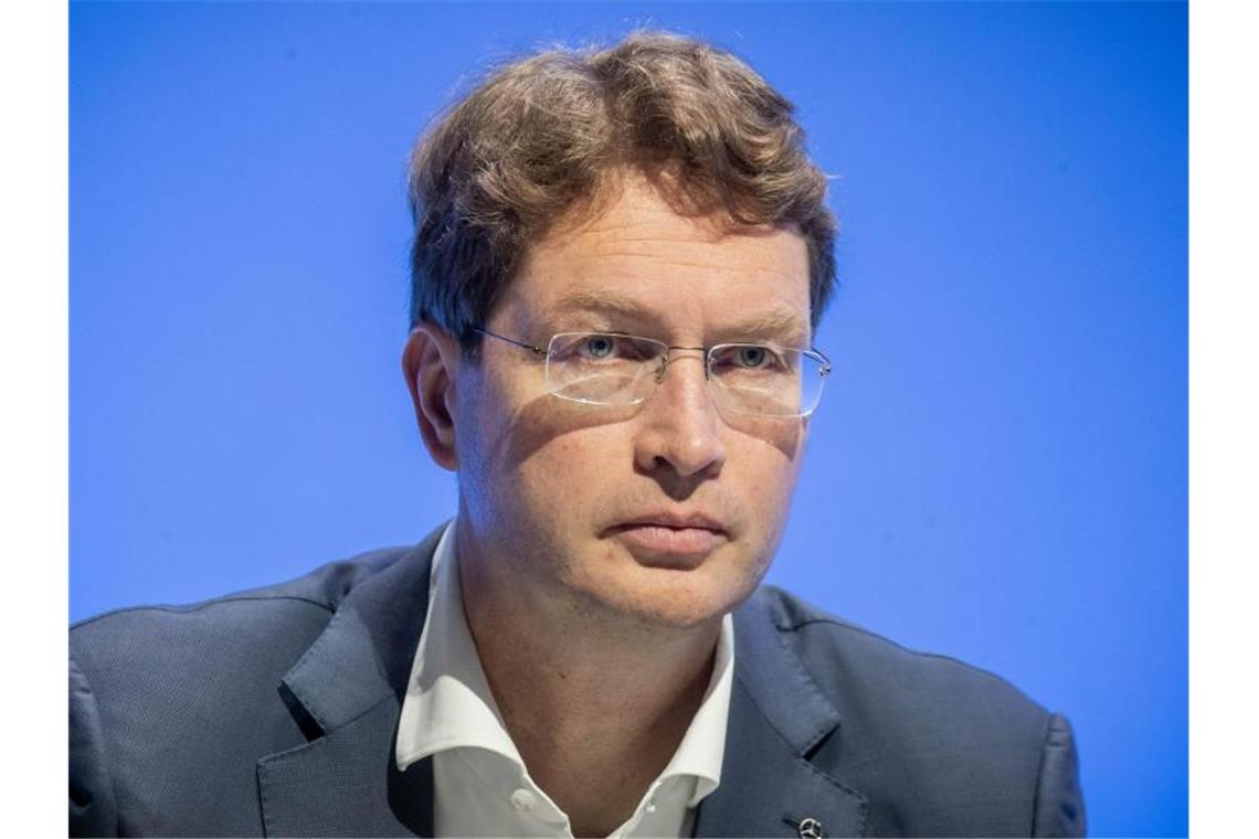 Källenius setzt auf Digitalisierung und CO2-Neutralität Daimler-Chef Ola Källenius verfolgt die Daimler Hauptversammlung. Foto: Michael Kappeler/Archivbild