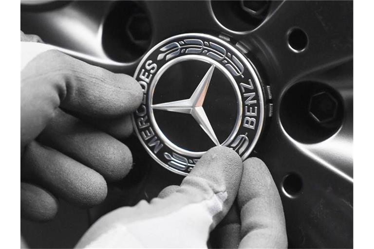 Daimler führt im Rastatter Mercedes-Benz-Werk wegen des Mangels an elektronischen Bauteilen Kurzarbeit ein. Foto: Uli Deck/dpa