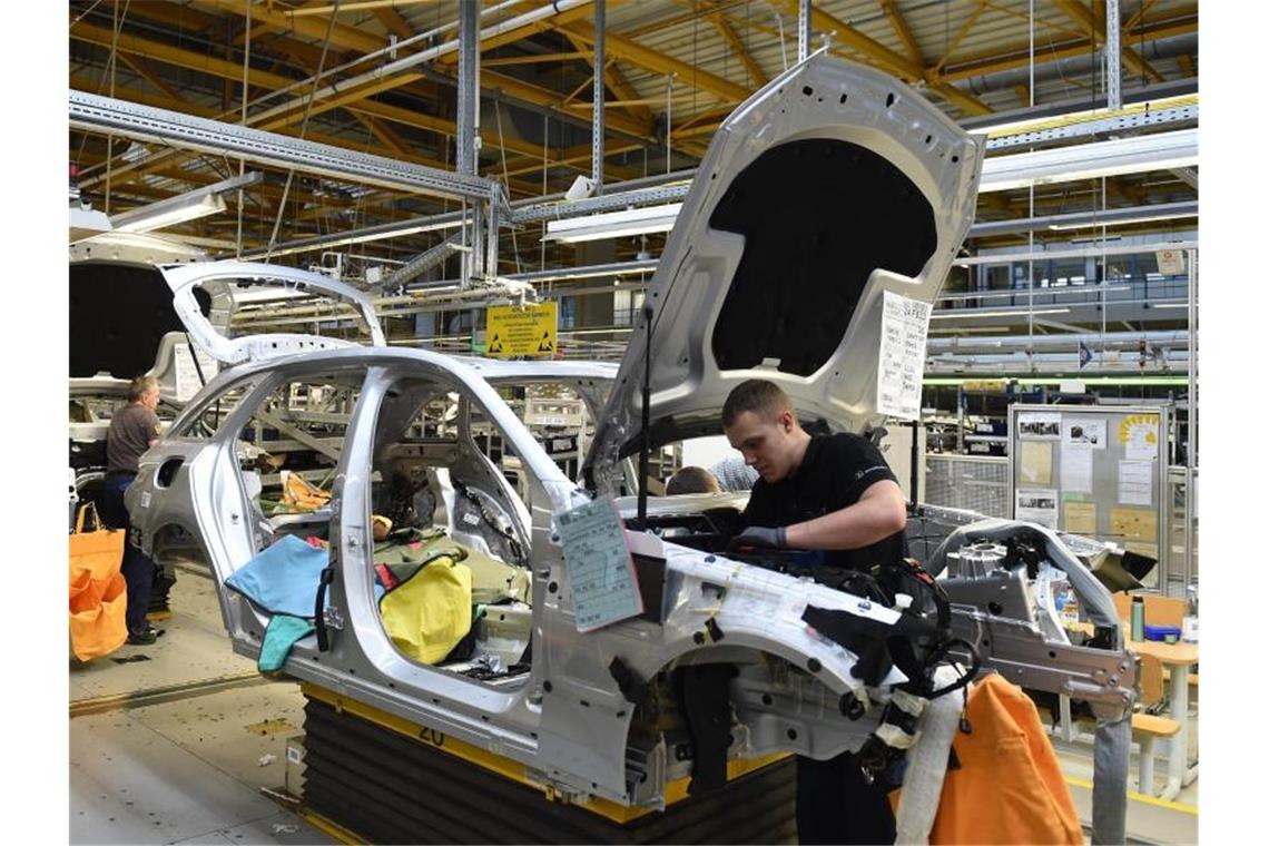 Daimler-Mitarbeiter arbeiten im Bremer Werk an einer Mercedes-C-Klasse. Foto: Carmen Jaspersen/dpa