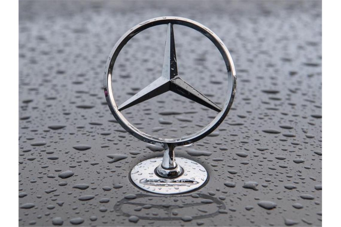 Daimler ruft weltweit fast 300.000 Autos von Mercedes-Benz wegen Brandgefahr zurück. Foto: Marijan Murat/dpa