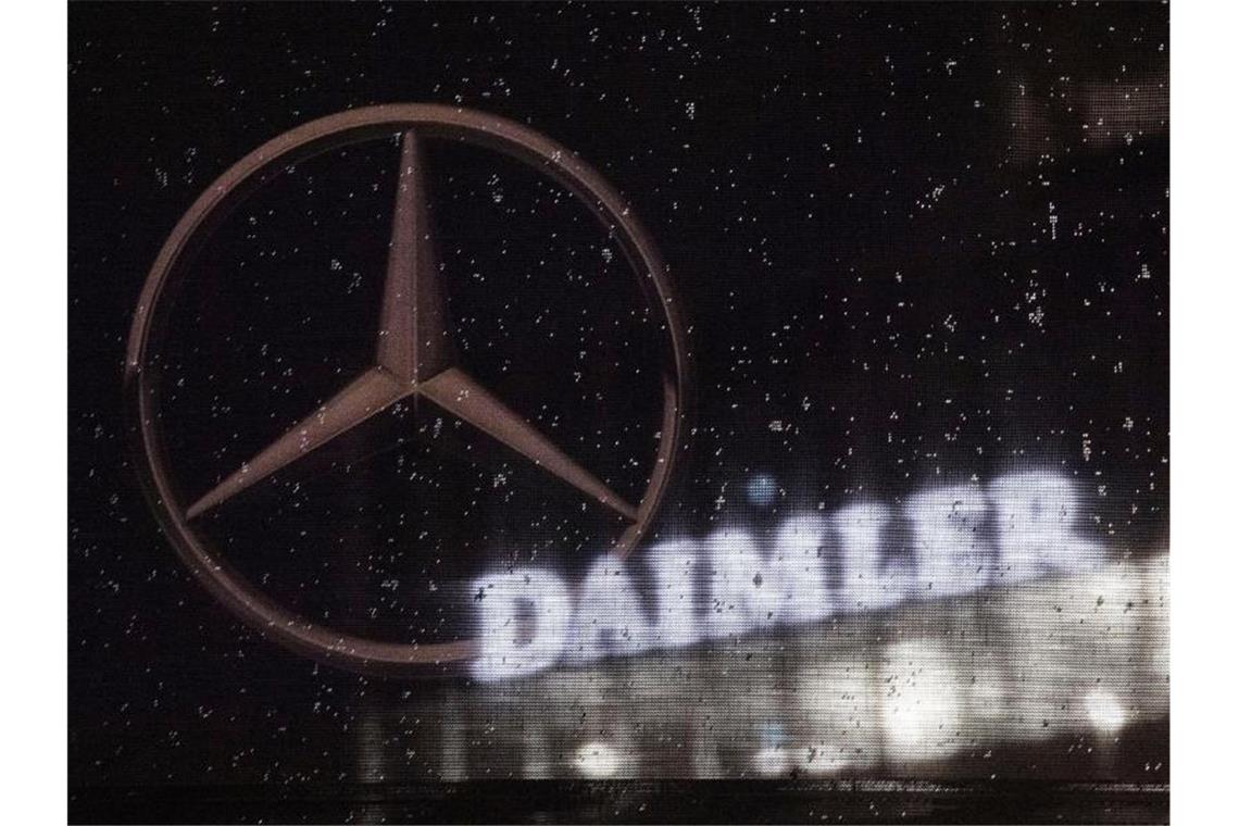 Daimler steht inmitten der Corona-Krise kräftig unter Druck. Foto: Marijan Murat/dpa
