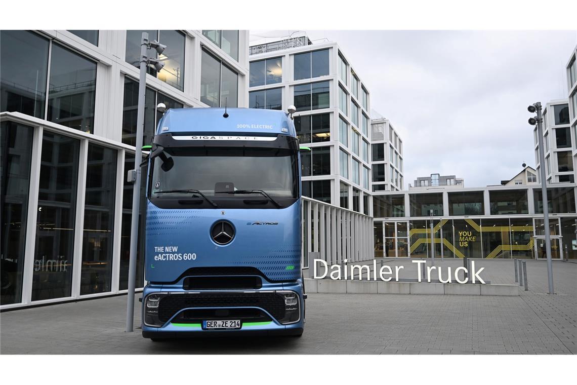 Daimler Truck streicht 5.000 Stellen - Kosten sollen runter Daimler Truck ist nach eigenen Angaben einer der weltweit größten Nutzfahrzeughersteller. (Archivbild)