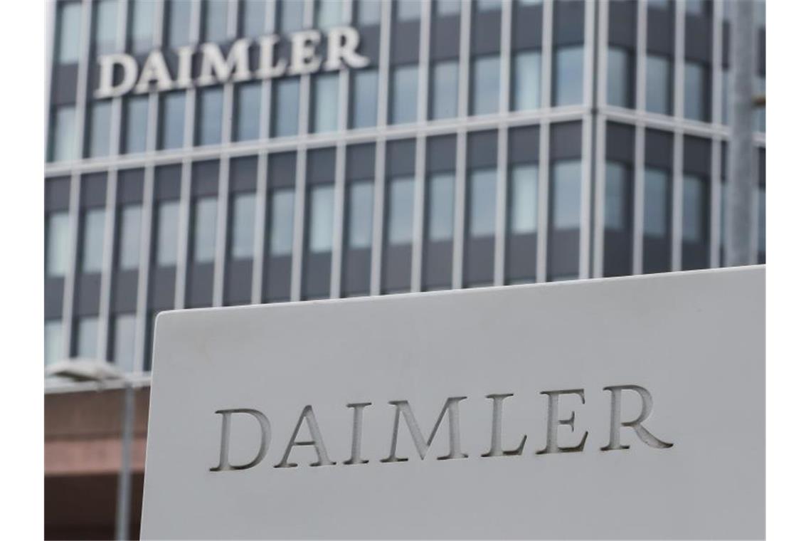 Daimler-Zentrale in Untertürkheim: Es ist die erste Zusammenarbeit zwischen Daimler und Geely bei Motoren. Foto: Tom Weller/dpa
