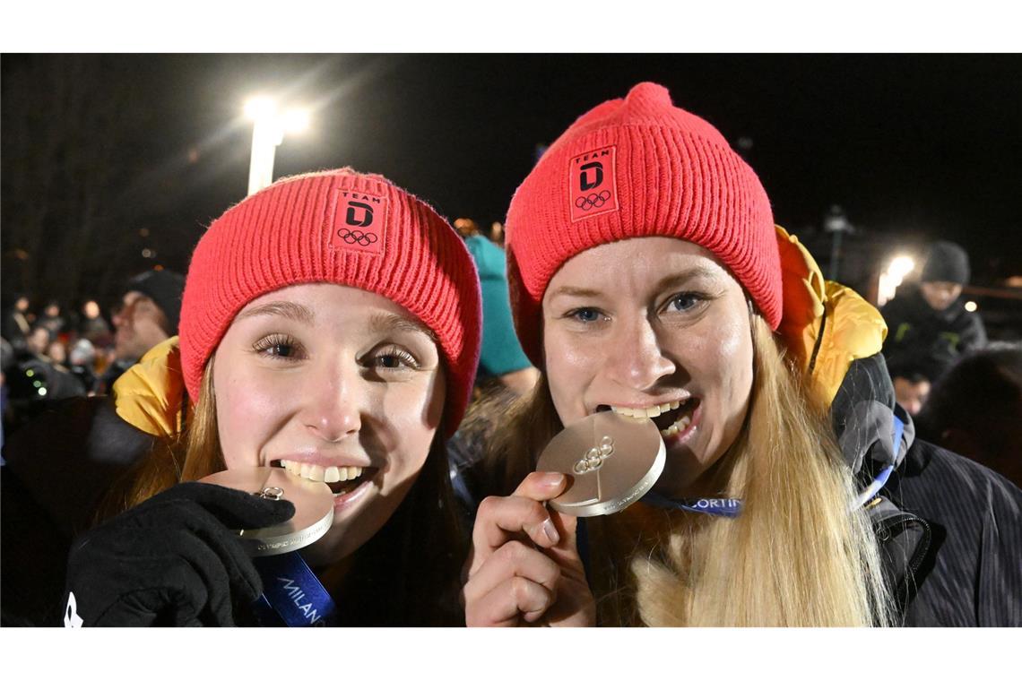 Dajana Eitberger (re.) und Magdalena Matschina gewann Silber im Rodel-Doppelsitzer.
