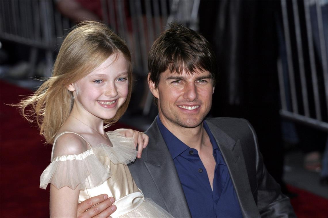 Dakota Fanning (l.) und Tom Cruise trafen sich am Set des Films "Krieg der Welten" (2005).
