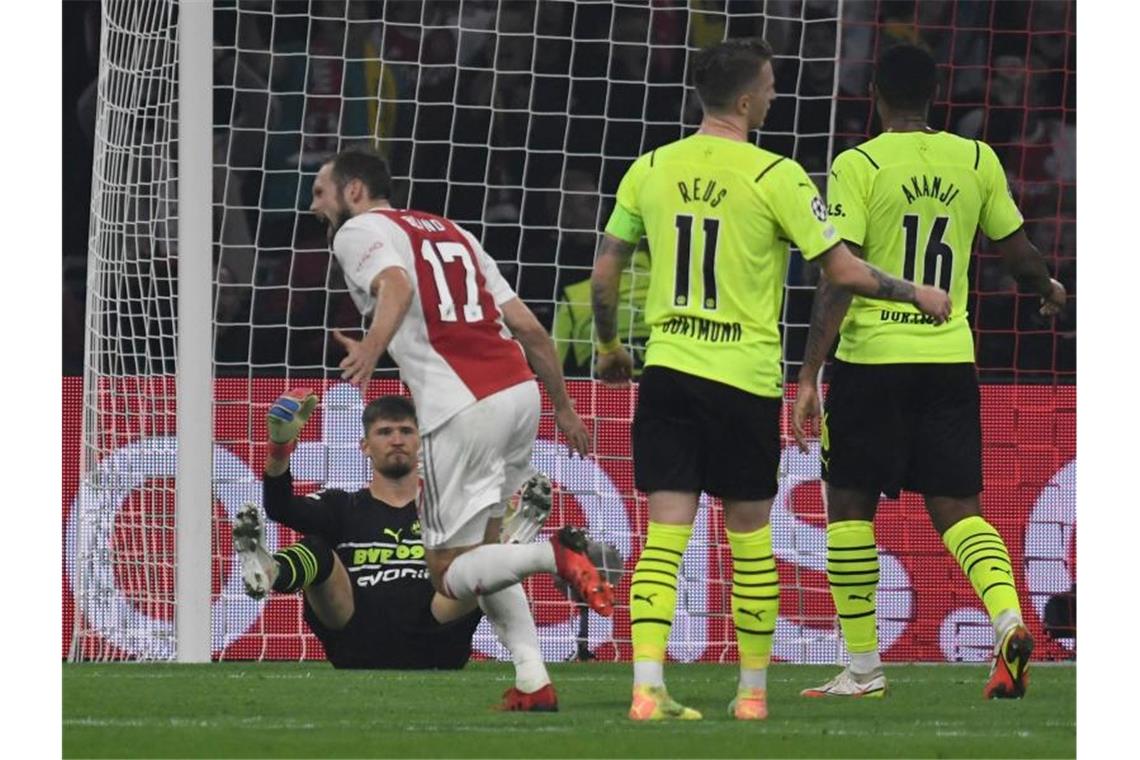 Lehrstunde im Hexenkessel: BVB geht bei Ajax unter Daley Blind erhöhte noch vor dem Seitenwechsel auf 2:0. Foto: Bernd Thissen/dpa