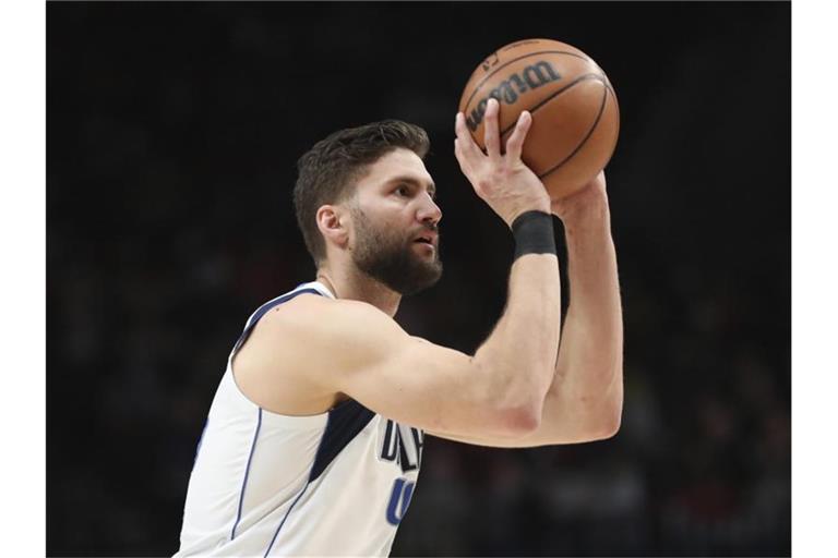 Dallas Mavericks Maxi Kleber nimmt einen Dreipunktewurf. Foto: Amanda Loman/FR171642 AP/dpa