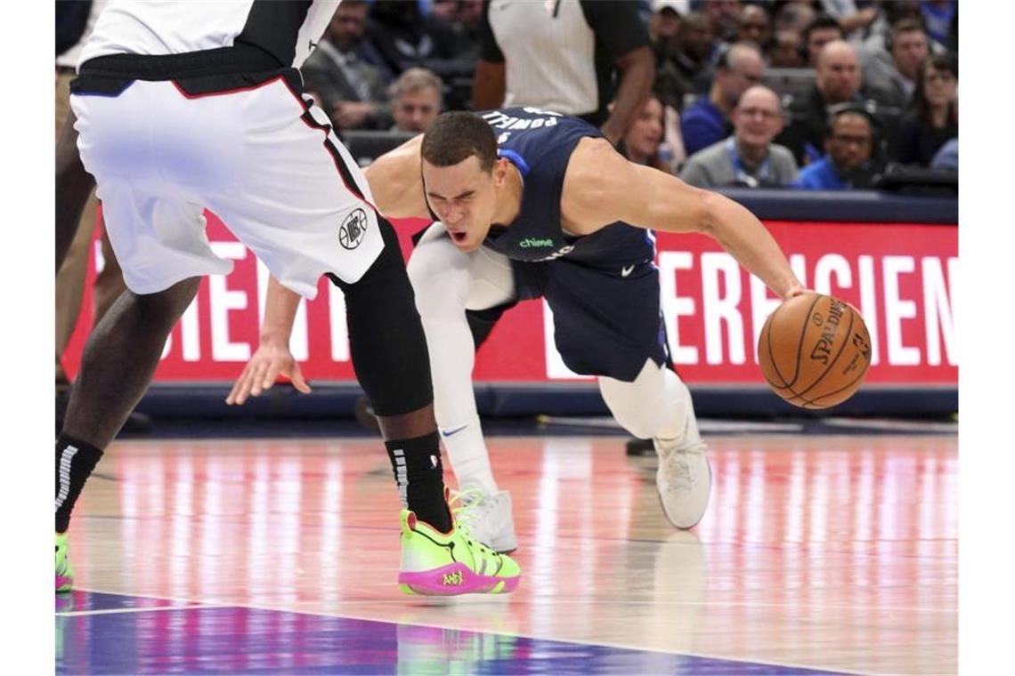 Dallas Mavericks Stürmer Dwight Powell stolpert und verletzt sich. Foto: Richard W. Rodriguez/AP/dpa