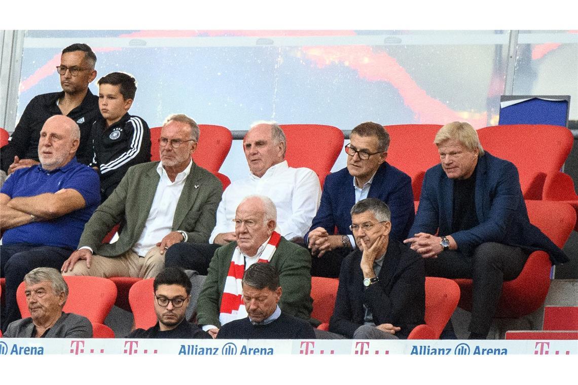 Kahn denkt an Rückkehr: "Next Step" Bordeaux? Damals noch gemeinsam auf der Tribüne: Uli Hoeneß (3.v.l.) und Oliver Kahn (r).