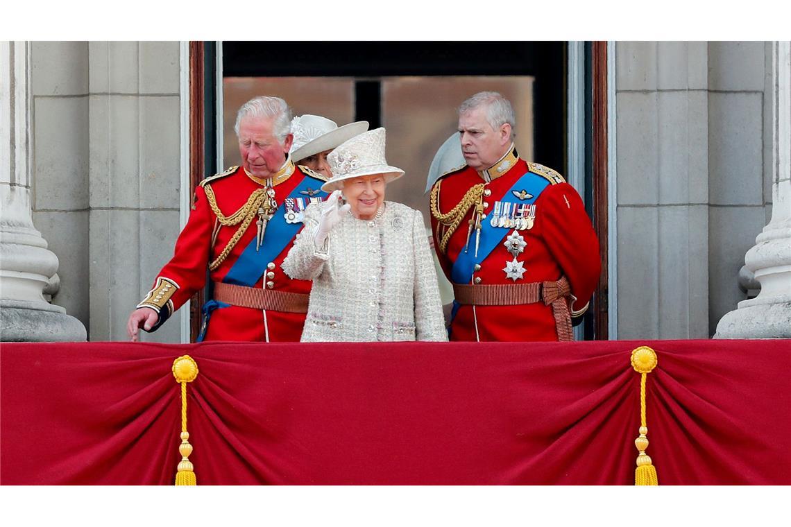 Paukenschlag im Palast: Prinz Andrew bald nicht mehr Prinz Damals war er noch Herzog von York: Andrew (rechts) mit seiner inzwischen verstorbenen Mutter, der Königin Elizabeth II., und seinem Bruder Charles. (Archivbild)