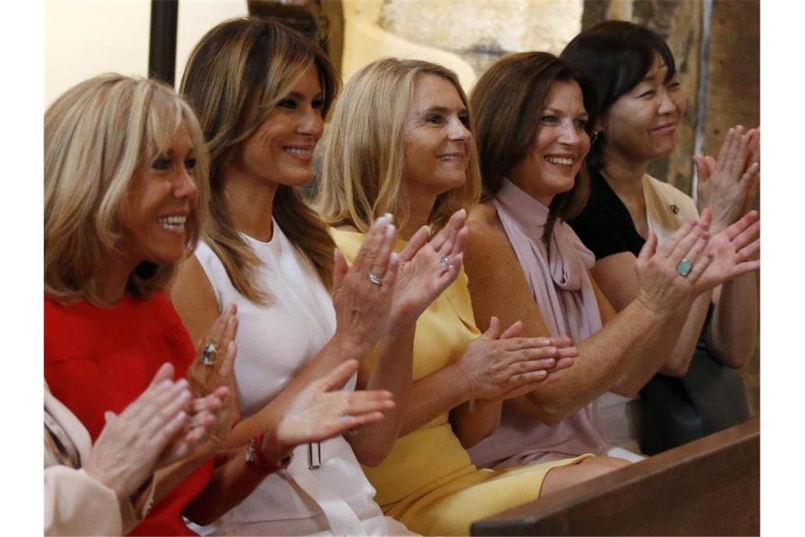 Damenprogramm: Brigitte Macron (v.l.)Melania Trump, Malgorzata Tusk, die australische First Lady Jenny Morrison und Akie Abe, besuchen eine Kirche in Espelette. Foto: Regis Duvignau/Reuters Pool/AP