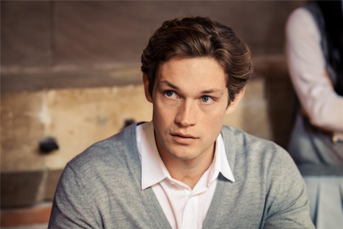 Damian Hardung als James Beaufort.