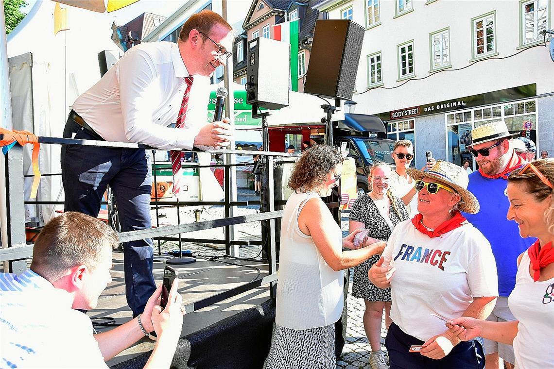 Damit alles mit rechten Dingen zugeht, bekommen alle Teilnehmenden eine Zählkarte in die Hand gedrückt. Pressesprecherin Melanie Schuler verteilt die Karten, Maximilian Friedrich zählt am Mikrofon mit. Foto: Tobias Sellmaier