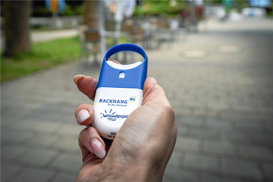 Mit Sonnenschutz in die Freibadsaison Damit besonders Kinder sich häufiger eincremen, bekommen diese umsonst eine Sonnencreme.