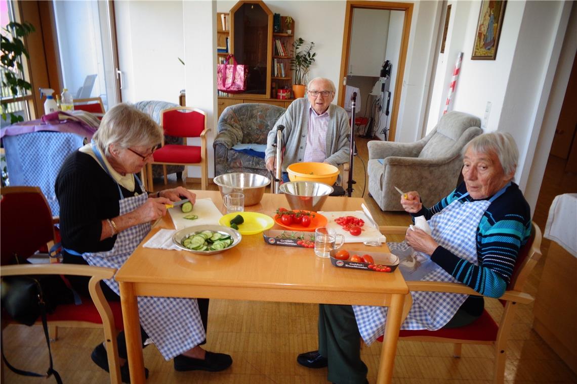 Damit den Heimbewohnern in ihrer Isolation nicht langweilig wird, organisieren die Betreuer Beschäftigungsangebote in kleinen Gruppen. Ruth Depta, Josef Rieth und Gertraud Buchmüller (von links) helfen bei der Zubereitung des Essens. Foto: Staigacker