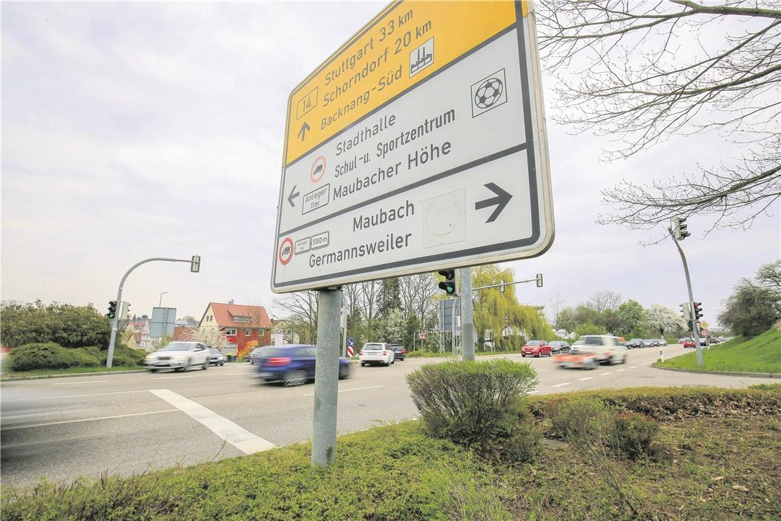 Damit der Verkehr auf der B14 flüssiger rollt, sollen Autofahrer auf der Maubacher Höhe künftig nicht mehr nach links abbiegen dürfen. Ob dadurch wirklich weniger oder sogar mehr Verkehr durch die Stadt fließt, ist umstritten. Foto: A. Becher