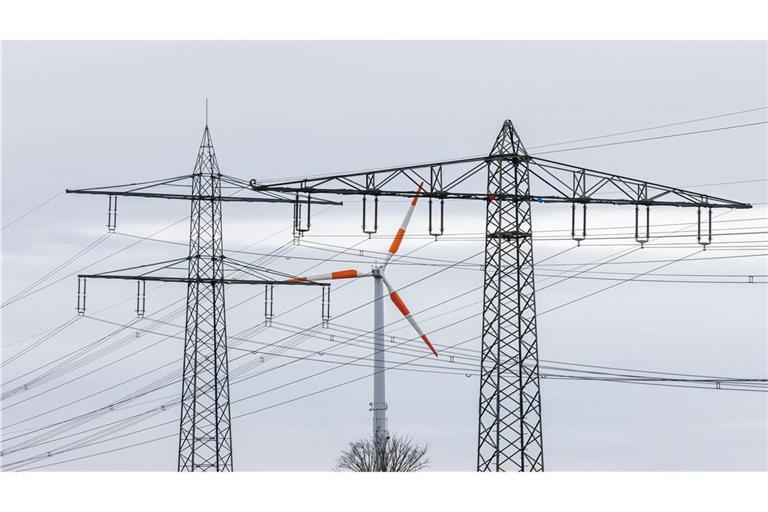 Damit der Windstrom bis zum Stromnutzer kommt, sind Stromleitungen nötig - das ist eine teure Sache.
