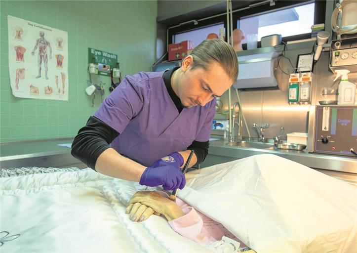 Damit die Angehörigen am offenen Sarg Abschied nehmen können, behandelt Marjan Schneider eine Verstorbene mit speziellen Kosmetika.