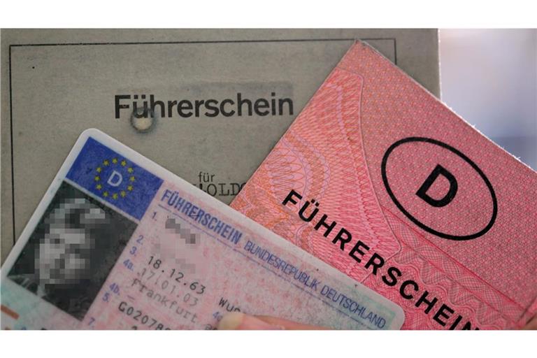 Damit die Führerscheine in der EU einheitlich und fälschungssicher werden, müssen alte Führerscheine in das europäische Scheckkartenformat umgetauscht werden. Die Fristen und Modalitäten im Überblick.