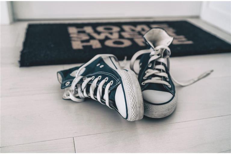 Damit die Wohnung nicht dreckig wird, liegt es nahe, Schuhe im Treppenhaus abzustellen. Aber darf man das überhaupt?