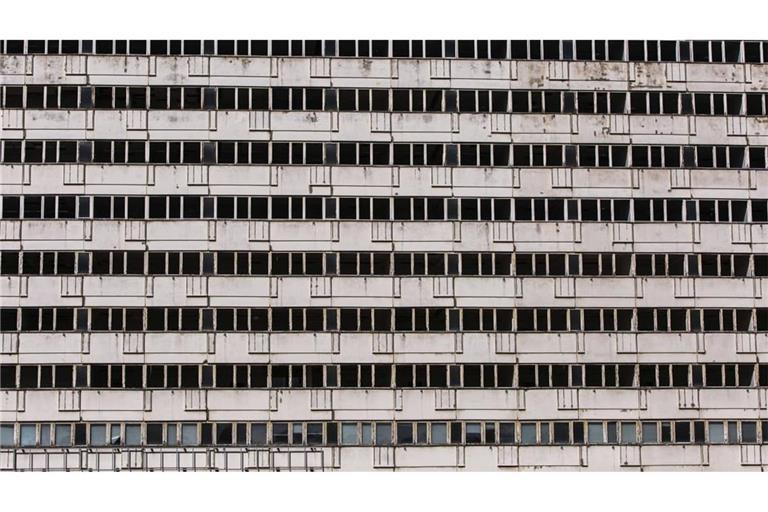 Damit Wohnungen in staatlichem Besitz irgendwann nicht so aussehen wie einst der ehemalige DDR-Vorzeigebau auf der Karl-Marx-Allee unweit des Alexanderplatzes, müsste das Land Berlin sehr viel Geld in die Hand nehmen. Geld, das es nicht hat - außer der Bund - und damit der gesamtdeutsche Steuerzahler - zahlt für die Verwirklichung linker Träumereien.