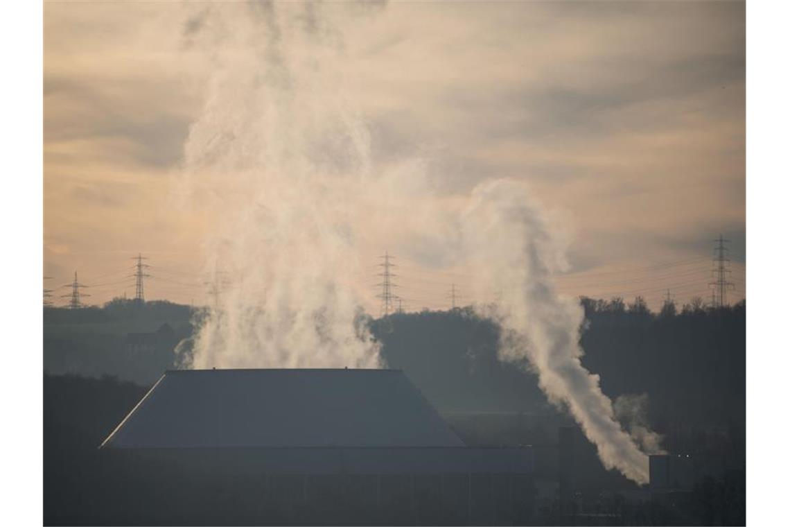 Dampf kommt aus dem Kühlturm des Kernkraftwerks Neckarwestheim. Foto: Marijan Murat/Archivbild