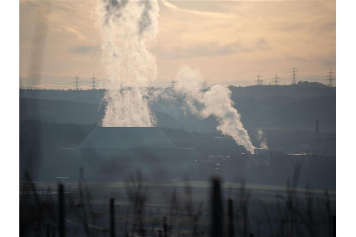 Dampf kommt aus dem Kühlturm des Kernkraftwerks Neckarwestheim, rechts ist Block 2 zu sehen. Foto: Marijan Murat/Archiv