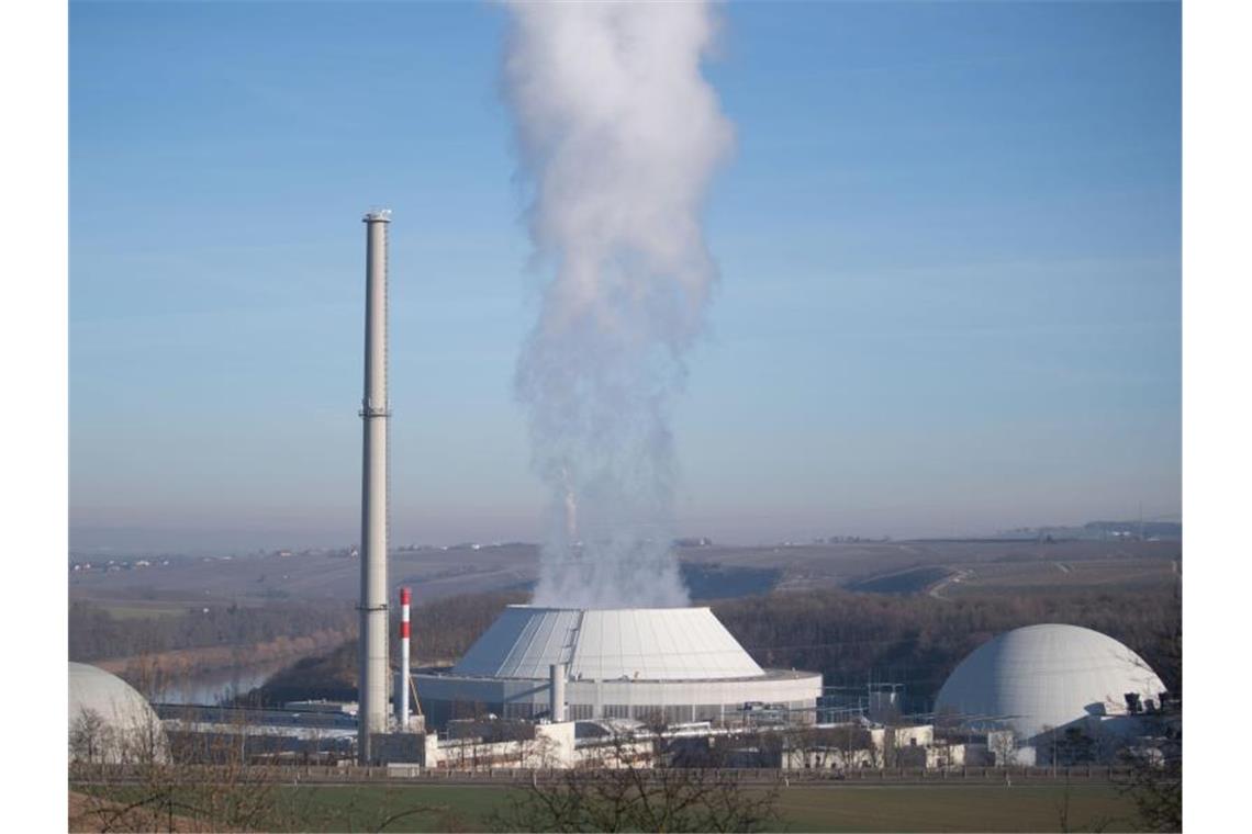 Dampf kommt aus dem Kühlturm (M) von Block 2 des Kernkraftwerks Neckarwestheim. Foto: Marijan Murat/Archivbild