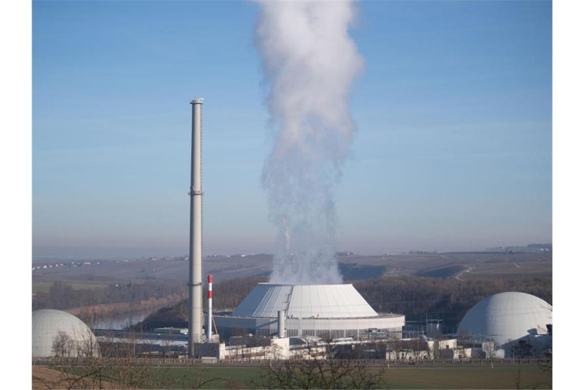 Dampf kommt aus dem Kühlturm (M) von Block 2 des Kernkraftwerks Neckarwestheim. Foto: Marijan Murat/dpa/Archivbild