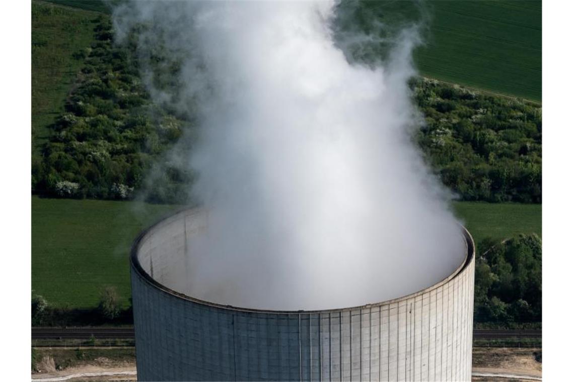 Dampf steigt aus dem Kühlturm des Kohlekraftwerks Datteln 4. Foto: Bernd Thissen/dpa