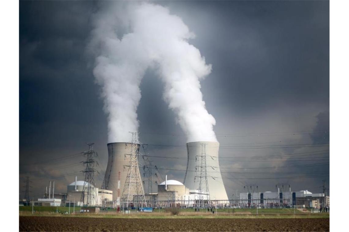 Dampf steigt aus den Kühltürmen des Atomkraftwerks Doel. Foto: Oliver Berg