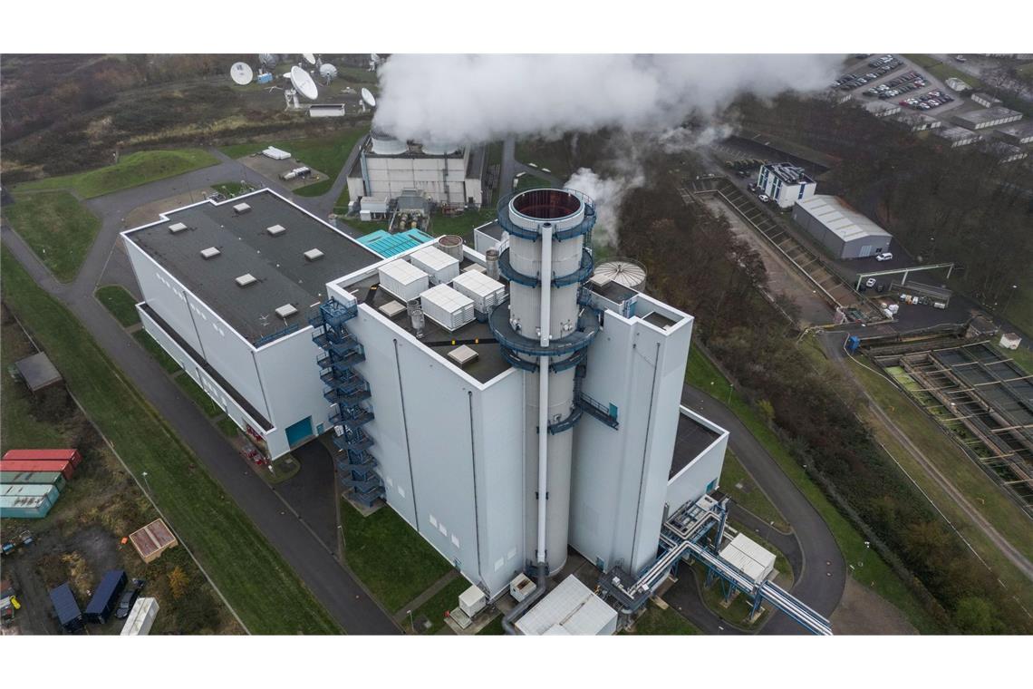 Dampf steigt aus der Kühlung eines Gaskraftwerkes in Hürth. (Archivbild)