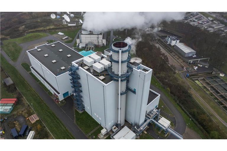 Dampf steigt aus der Kühlung eines Gaskraftwerkes in Hürth. (Archivbild)