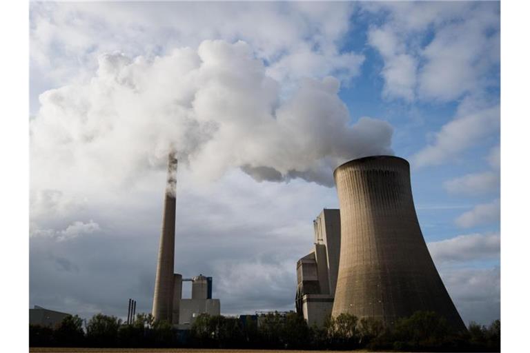 Dampf steigt vom Kohlekraftwerk Mehrum in Niedersachsen auf. Foto: Julian Stratenschulte/dpa