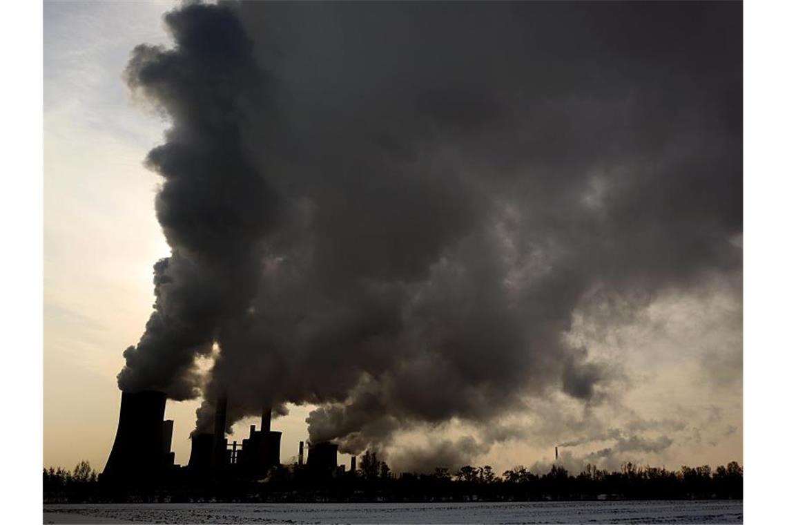 Merkel und Scholz wollen mehr Klimaschutz ohne neue Schulden Dampf und Rauch steigen aus den Schloten eines Braunkohlekraftwerks. Foto: Oliver Berg