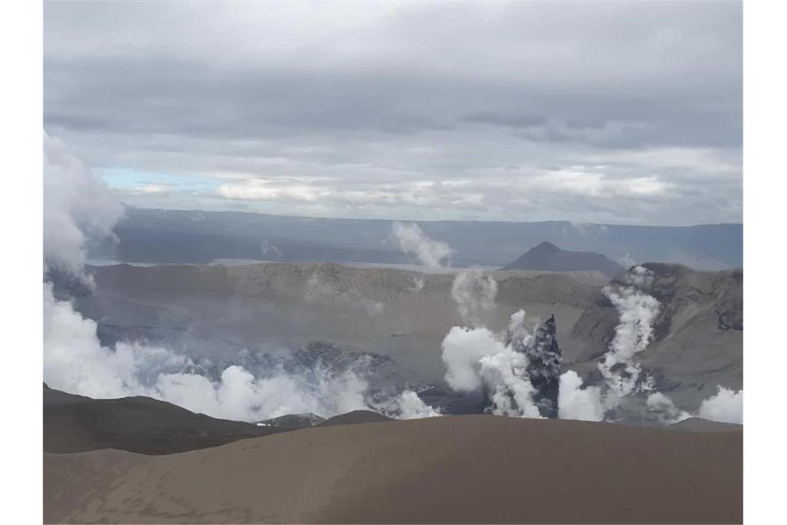 Dampfwolken steigen aus dem Krater des Taal-Vulkans auf. Es mehren sich die Anzeichen einer weiteren heftigen Explosion. Foto: -/Office of Civil Defense/AP/dpa