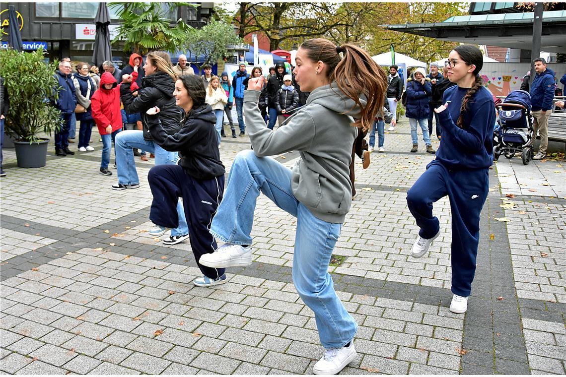 Dance Intense Factory beim Obstmarkt. Backnanger Gänsemarkt 2025.