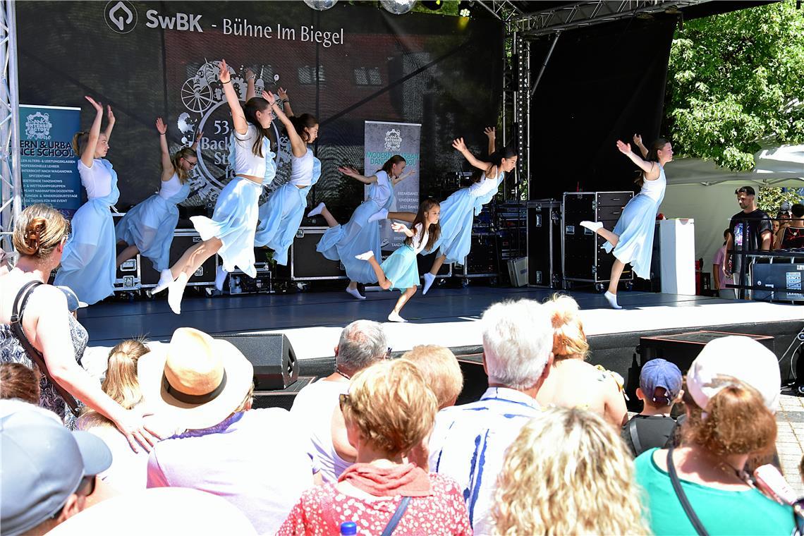Dance Intense Factory , Bühne am Biegel. Straßenfest 2025  in Backnang. Bilder v...