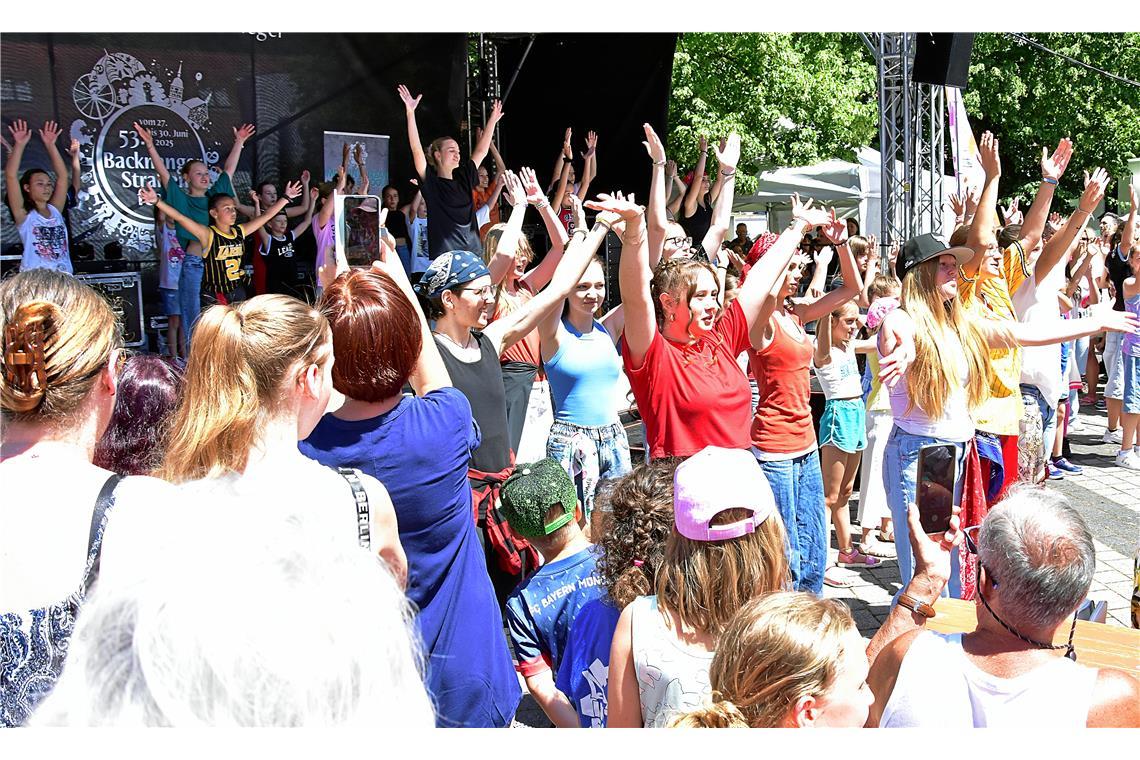 Dance Intense Factory , Bühne am Biegel. Straßenfest 2025  in Backnang. Bilder v...