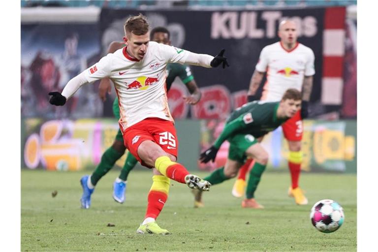 Dani Olmo sorgte beim Leipziger Sieg gegen Augsburg vom Elfmeterpunkt für die RB-Führung. Foto: Jan Woitas/dpa-Zentralbild/dpa