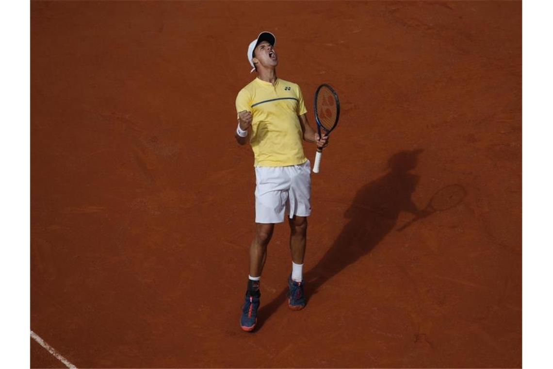 Daniel Altmaier jubelt, er hat den Italiener Matteo Berrettini besiegt und steht im Achtelfinale. Foto: Christophe Ena/AP/dpa