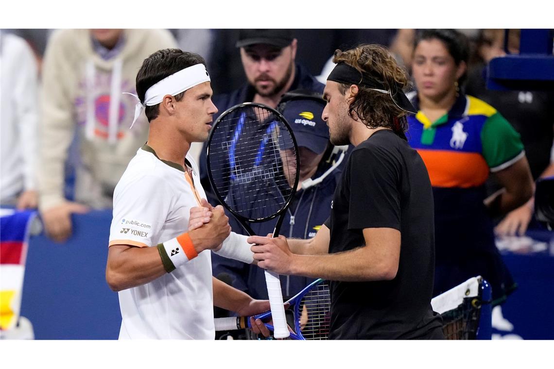 Mit Rückenschmerzen: Zverev möchte Spielverderber werden Daniel Altmaier (l) besiegte in New York den Griechen Stefanos Tsitsipas. Bei der Begegnung am Netz ärgerte sich Tsitsipas.