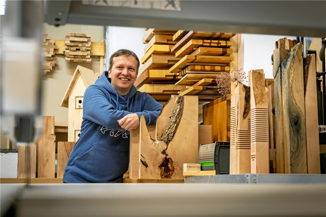 Daniel Bay schafft am liebsten mit Obstbaumhölzern wie Zwetschge, die er für seine filigranen Schneidebretter nutzt. Foto: Alexander Becher