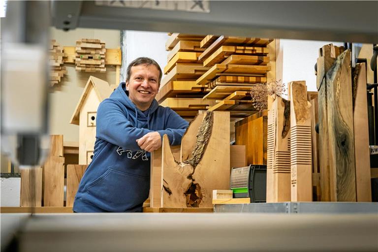 Daniel Bay schafft am liebsten mit Obstbaumhölzern wie Zwetschge, die er für seine filigranen Schneidebretter nutzt. Foto: Alexander Becher
